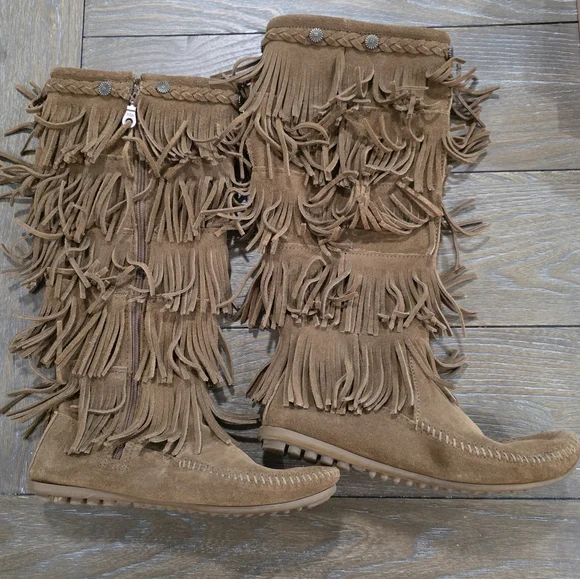 Minnetonka Five Layer Fringe Boots, Women's Size 8 - Picture 2 of 6